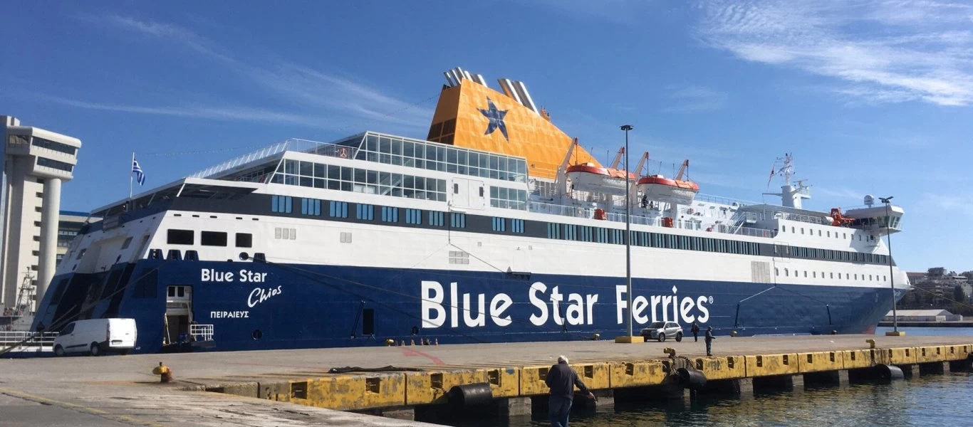 Καπετάνιος δένει το «Blue Star Chios» σε 3 λεπτά στη Λέρο και περνά ξυστά από το ντόκο (βίντεο)